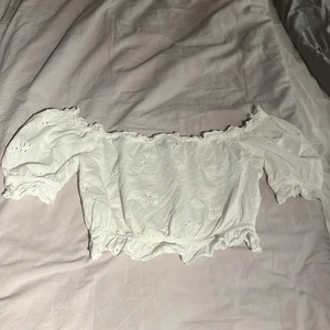 Off shoulder topp  - Vit fin off shoulder topp från Gina, storlek 38. Aldrig använd 