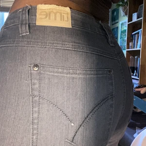 Grå Byxor  - Jättefina lågmidjade grå byxor. Storlek 44, stretch material. Frakten ligger mellan 60-80kr. Pris går att diskutera