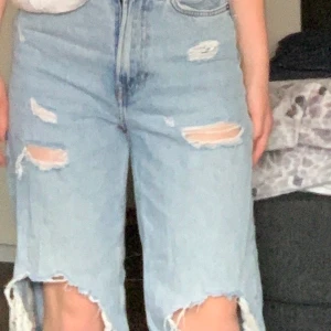  Oversize Högmidjade blåa jeans  - Det här är ett par blåa högmidjade jeans med hål. Jätte snygga och i bra skick. Har sytt upp dom pga för långa för mig men går att sprätta upp dom om man vill ha dom längre. 
