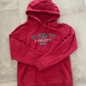 Hoodie - Denna röda hoodie säljs nu för endast 70kr. Den är jättefin och är inte sluten alls. Hör av dig vid intresse!💗 Frakten är ungefärlig!💗