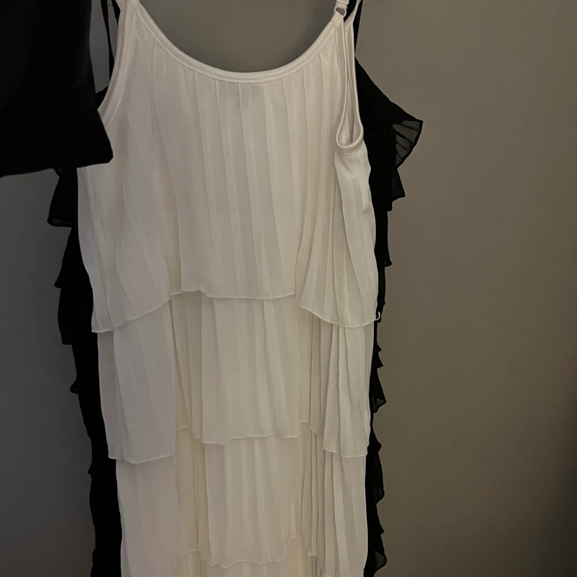 2 klänningar med volang  - 90