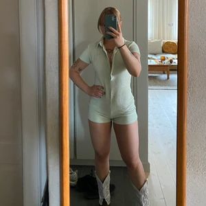 Söt mintgrön playsuit - Jättegullig playsuit från bershka i storlek S! Använd ett fåtal gånger, jättefin nu i sommar🫶