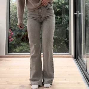 Grå jeans - Jeans med slits i jättesnygg grå färg😍 (färgen stämmer bäst på andra bilden). Perfekt längd för mig som är 168. Storlek 34.