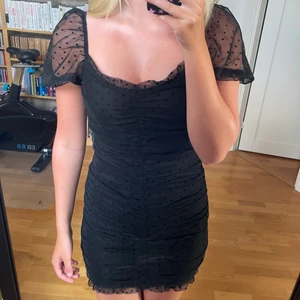 Prickig klänning - Söt klänning med volanger från h&m, bra skick!🪩🪩