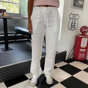 Vita Linnebyxor - Lägger upp på nytt pga oseriös köpare. Detta är linnebyxor från Design by Si och modellen heter ”Rebecca linen pants”. Jag är 168cm och dessa är lite för korta för min smak plus att de är för tajta. ❗️Köp direkt för 285kr+ frakt❗️Buda minst 10kr högre än det föregående budet. ‼️Bud är bindande‼️