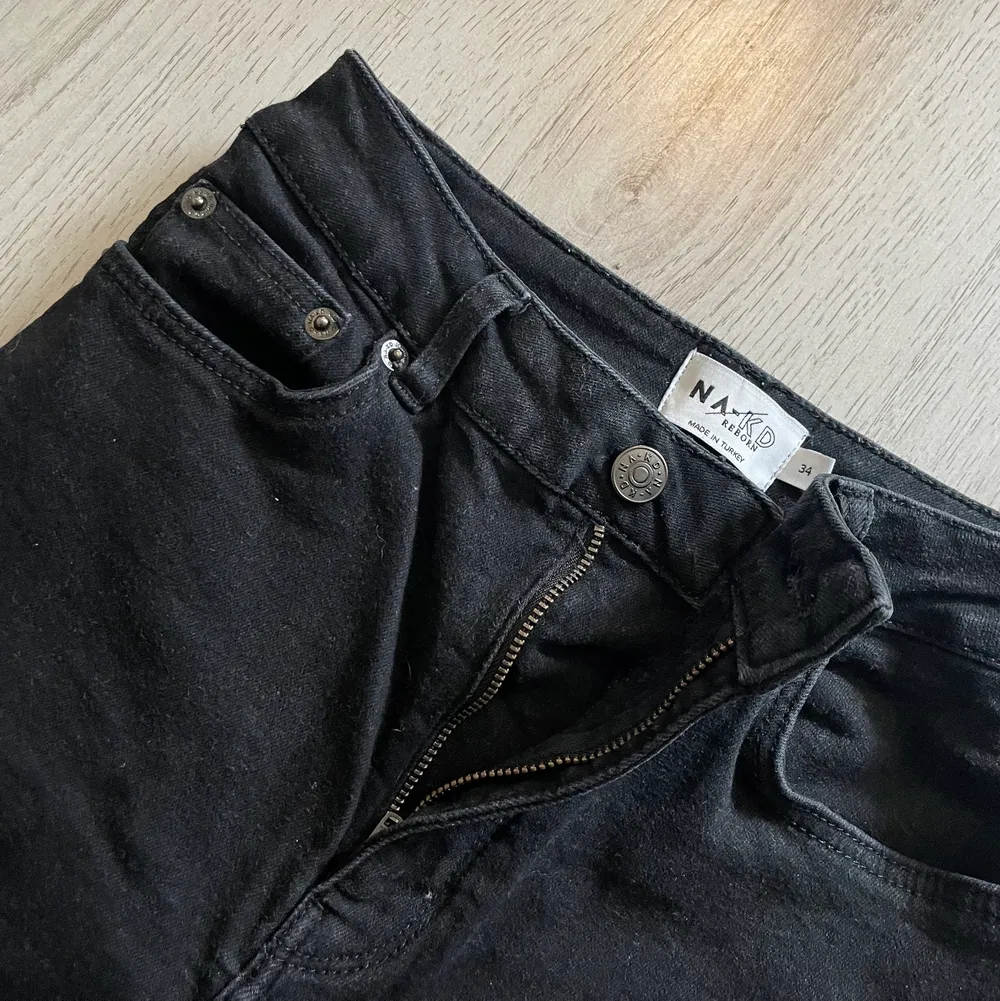 Supersnygga svarta Bootcut jeans med dragkedja nedtill i strl 34, från NAKD. 😻 Använda fåtal gånger så i toppenskick. 100kr inkl spårbar frakt☺️. Jeans & Byxor.
