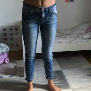 Stl 29. Filippa cropped jeans.  Supersnygga använda fåtal ggr. Alla slitningar är modellen.   Återigen dottern bortskämd med egen ”stil”.