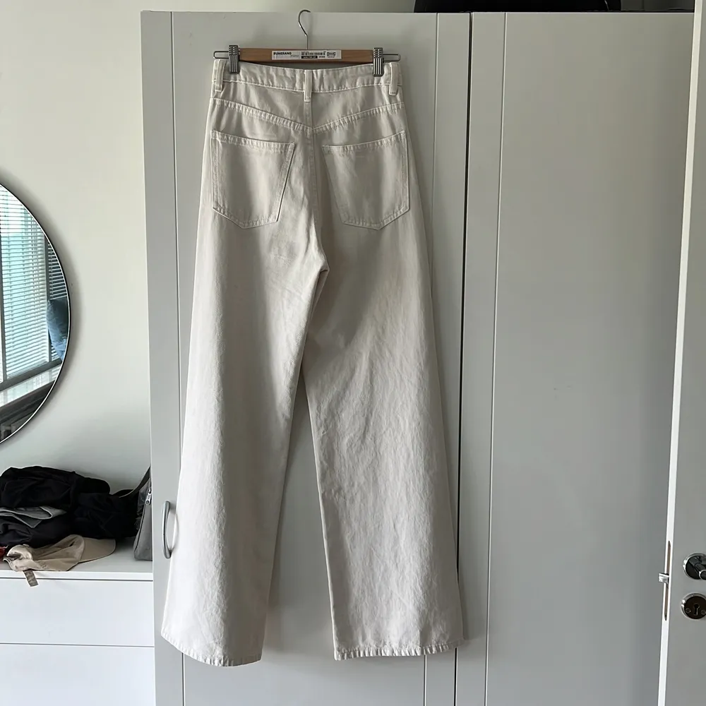 Högmidjade byxor från Gina Tricot i storlek 34. Har varit använda väldigt sällan. Säljer dem för att dem är för små. Original pris: 600.. Jeans & Byxor.