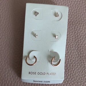 3 pack örhängen  - Örhängen i nyskick som jag fått i present som inte kommer till användning, därför vill jag sälja dessa 💕💕 De är köpta från Australien 