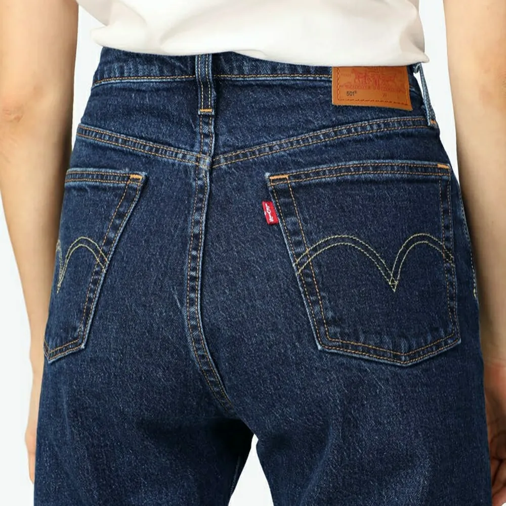 Levi's strauss original fit mörkblå jeans. Waist: 32. Length: 31. Lot: 501. 100% cotton. Nypris: 999 kr. Helt oanvända, köptes för 1 månad sedan. Skriv om du skulle vilja ha fler bilder av plagget! 🥰. Jeans & Byxor.