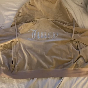 Juicy Couture - Säljer denna juicy tröjan med glitter J. Inte använd alls nästan köpt helt ny! Fint skick Säljer den för 600 fri frakt