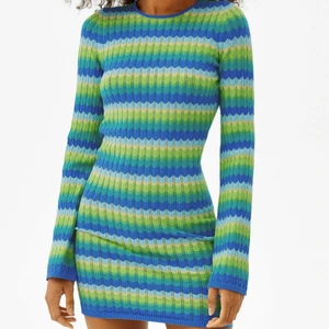 Bershka klänning storlek S - Säljer min helt oanvända bershka klänning i storlek S som är slutsålt på bershka och zalando! Den är väldigt bekväm och stretchig!