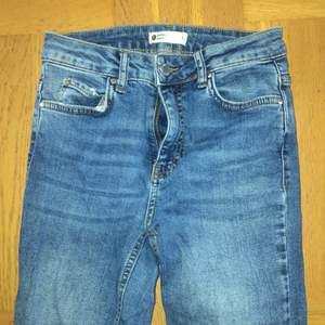Säljer dessa jättefina mörkblåa jeans från Gina 