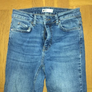 Jeans  - Säljer dessa jättefina mörkblåa jeans från Gina 