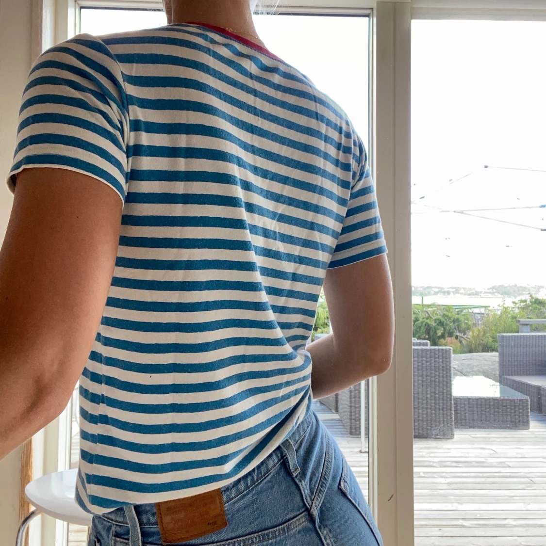 Blåvit randig t-shirt med röd krage strl S - 90