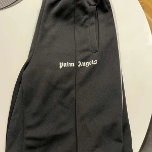 Palm angels shorts  - Äkta Palm angels shorts Storlek : M  Säljes då dom var för stora Endast testade Passar herr  