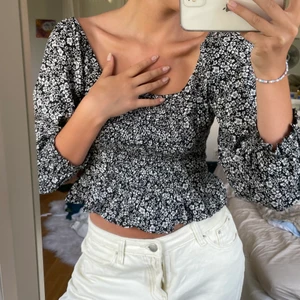 Topp - Jättegullig topp som inte kommer till användning! Max använd 2 gånger, så helt som ny! Skulle många va intresserade så blir det budgivning annars är det först till kvarn!❤️❤️