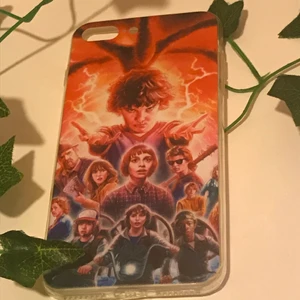 St skal -  Stranger things Skal. Men jag vet ej till vilken mobil den är till och i sista bilden kan du se  skalet jämfört med mitt skal som är en iPhone 7. Fast när jag köpte de större skalet stod det iPhone 7 så vet ej vad det är för den passar inte på min mobil