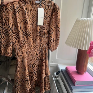 Ny klänning adoore  - Så fin helt ny klänning från adoore  Unikt mönster som ej går att köpa längre. Köpt från deras sample store Storlek S 