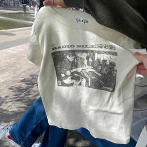 Brandy Melville Hailie Radio Silence Top - Topp med tryck ifrån Brandy Melville. Endast testad.🤍