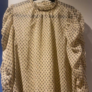 Blus  - Tunn blus med små guldiga trådar i Stl XL Pris 45kr