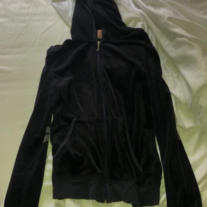 Juicy couture storlek m - En juicy couture tröja från 2000- talet 💗 är i storlek M men är väldigt små i storleken, så skulle säga att det är mer som s, xs. vi MÖTS bara upp i Göteborg om du är intresserad av köp ❤️