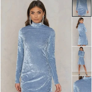 Helt ny NA-KD klänning - Köpt från NA-KDs hemsida för längesedan. Storlek S, observera att färgen skiftar i olika ljus. Den ser ljusare ut på NA-KDs sida. Klänningen väger över 350 g, kollar upp billigast fraktpris vid intresse!