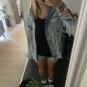 Säljer nu min jätte snygga jeans jacka från zara som är ass bra och skit snygg nu till sommaren köpt för 500 säljer den för 350 plus  frakt 💞storlek M i jackan💞