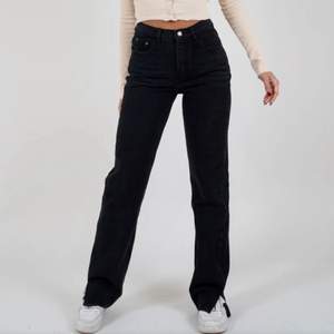 Säljer mina populära venderby lexi jeans. Byxorna är i storlek M men sitter om storlek s/xs. Super fina och perfekt längd  för mig som är 170. Slutsålda på hemsidan. Ska man köpa nya kostar de över 650 med frakt. Toppen skick! 💞💖 Köpare står för frakt 