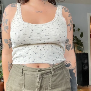 Söt top, Brandy Melville  - Fin blommig top från Brandy Melville, köpt i Portugal för några år sedan. Kommer ej till användning längre!