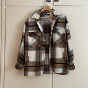 Zara jacka - En populär och rutmönstrad zarajacka perfekt för hösten! ☺️✨✨