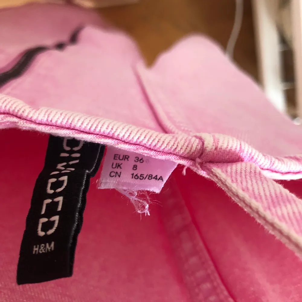 Rosa Jeansklänning ifrån H&M (divided) jag i storlek 36 💞 100kr plus frakten ❣️. Klänningar.