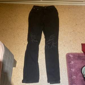 Ett par jeans me hål svarta, de e jätte fina men fick de som present och de är alldeles för små för mig tyvärr!