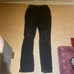 Jeans me håll - Ett par jeans me hål svarta, de e jätte fina men fick de som present och de är alldeles för små för mig tyvärr!