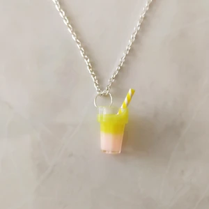 Silverpläterat halsband med Berlock - Lyxdrink - Skickas med GRATIS FRAKT inom Sverige!  Vackert silverpläterat halsband med vacker berlock. Handgjord i Sverige. Extra klo-lås medföljer kostnadsfritt som reserv.  Levereras i vacker smyckespåse samt i förseglad förpackning.  Välj mellan 71cm eller 60cm.