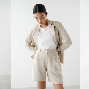 Linneshorts - Ett par supersnygga väldigt lite använda linneshorts från gina tricot. Samma model som på bilden men inte samma färg. Är köpta för något år sedan. Men på sista bilden ser man att färgen är lite mörkare än på de försha bilderna. Storlek 34💕