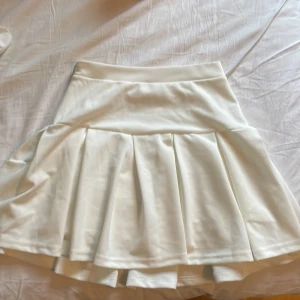 gullig kjol 💘 - Bra skick, knappt använd! Behöver plats i garderoben därför jag säljer billigt 🦋 Skriv om du har någon fråga 💘