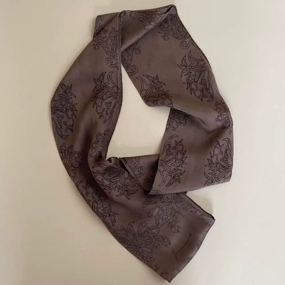 Julien David Silk Headscarf Made in Japan  100% Silk Gorgeous Brown Abstract Print Preowned, shows some signs of wear not visible when worn 254CM Length/13CM Width. Accessoarer.