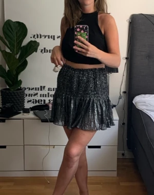 Fest topp - As snygg topp, passar perfekt till en kjol eller brallor!! Knappt använd