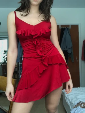 Vintage klänning - Otroliga 90s klänning med volanger! Materialet är töjbart, alltså passar klänningen många olika storlekar beroende på hur man vill att den ska sitta💌