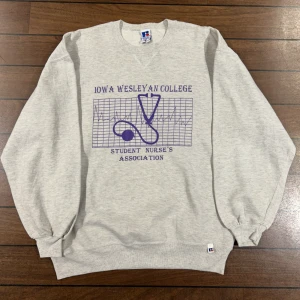 Russel IOWA Sweatshirt  - Snygg vintage sweatshirt i storlek XL! Bara att skriva om du undrar över något🙏