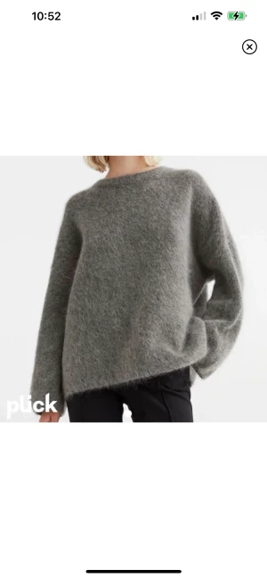 Mohair tröja  - Super fin och populär mohair tröja ifrån h&m. XS men passar mig som har S/M. Fint skick. Kan tänka mig byta mot en likadan i beige. Köpt för 800kr, finns ej kvar att köpa i butik/hemsida. Hör av dig vid intresse eller funderingar!💞✨