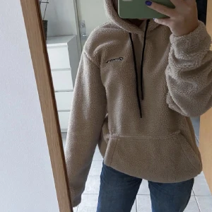 fluffig hoodie - (lånad bild) köpte här på plick ca 1 år sedan och använt några gånger, men sen inte så mycket därför säljer jag den. herrstorlek S ! fin och fluffig o varm! använd gärna "köp nu" :)