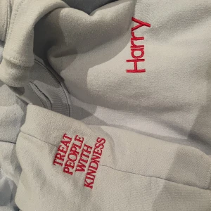 Harry Styles merch - Säljer min Harry merch då den tyvärr inte kommer till användning så mycket.. Går inte under priset som står för är väldigt nöjd med tröjan🤍 köparen står för frakt!