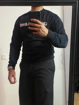 Calvin Klein Sweatshirt  - Sparsamt använd och letar ny ägare. Perfekt för dig som gillar CK och är ute efter en svart tröja!