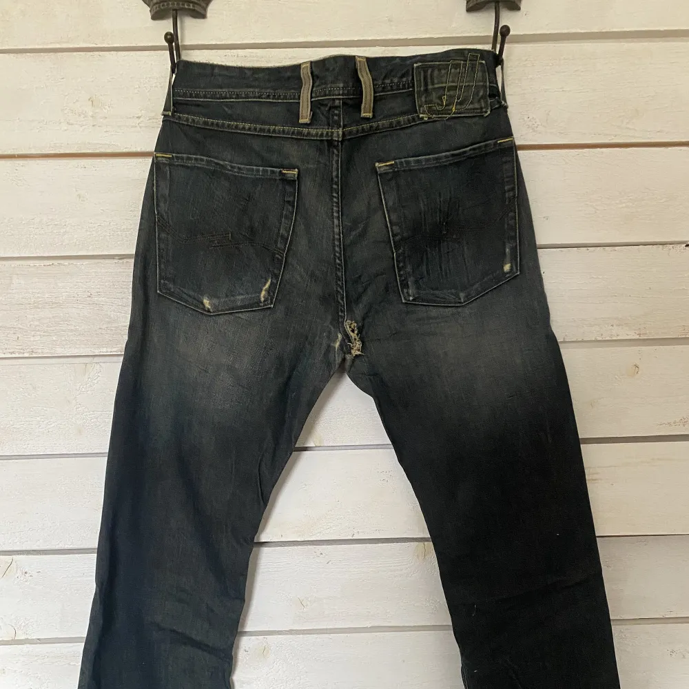 Jättesnygga Vintage raka lågmidjade jeans från Jack&Jones💖  Byxorna har tyvärr ett hål vid grenen men det är lätt att sy ihop!. Jeans & Byxor.