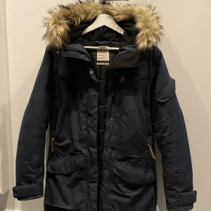 Fjällräven Vinterjacka - Använd endast några gånger Fjällräven vinterjacka. Mycket fint skick, inga skador eller slitage. Har används av inte rökande person.   Jackan har storleken XS för dam. 