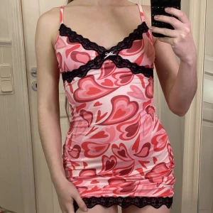 Miniklänning  - Miniklänning med hjärtan i storlek xs från shein. Säljer för 80 kr plus frakt. 💖