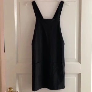 Svart klänning - En modern svart klänning med två fickor fram. Från Bikbok🖤Stretchigt material. Använt cirka 2 gånger. Storlek S. 50kr. 