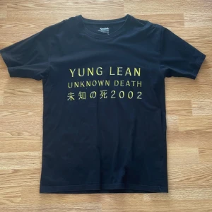 Yung Lean - UNKNOWN DEATH T-SHIRT - Mycket fint skick 9/10, väl omhändertagen. Inköpt hos Yung Lean Gear 2018, kvitto finns. Denna modell säljs ej ny längre. 